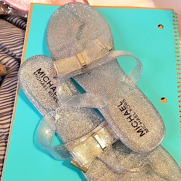 MICHAEL KORS SILVER SPARKLE CHILDREN'S FLIP FLOPS - Picture 1 of 3